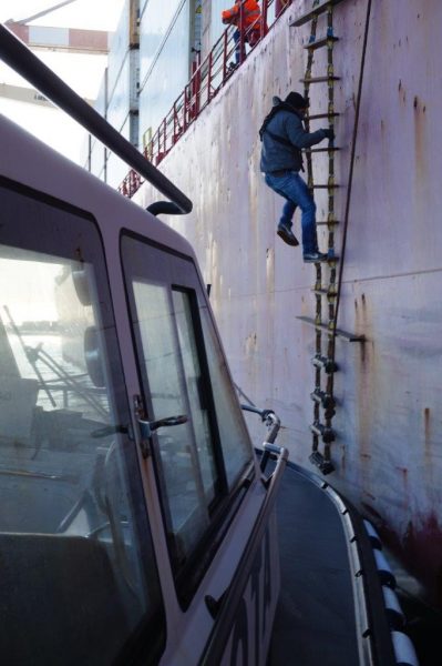 Un Pilota del Porto di Savona sulla biscaggina. Foto: M. Canalis