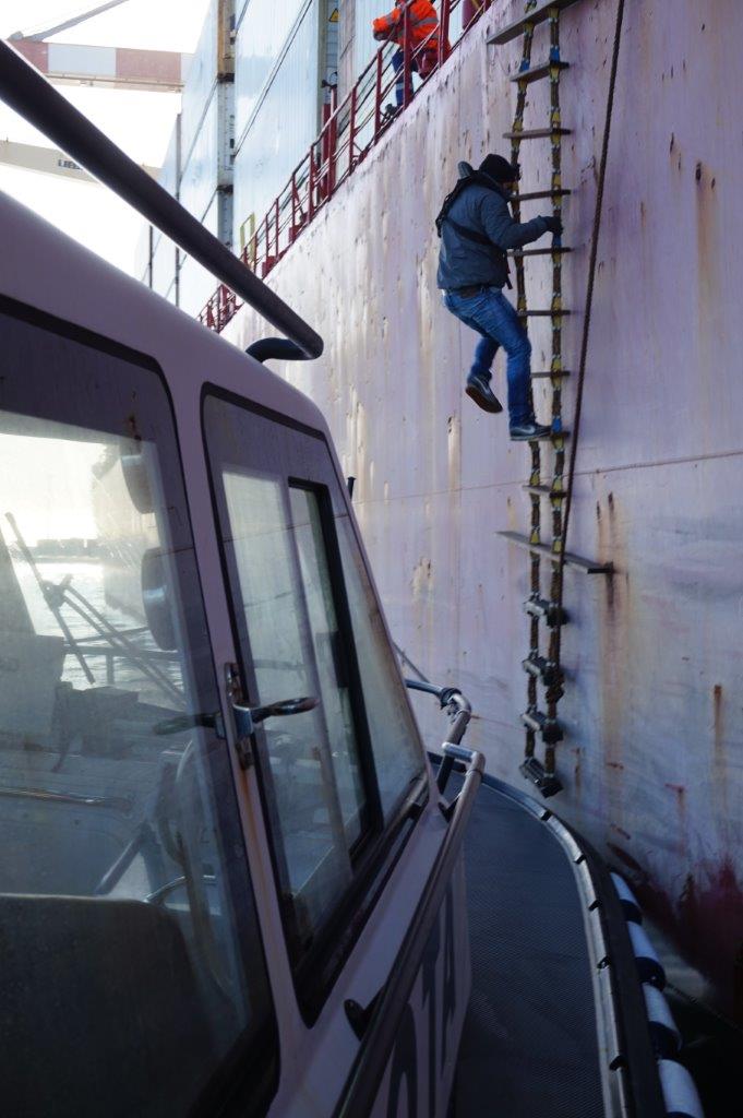 Un Pilota del Porto di Savona sulla biscaggina. Foto: M. Canalis