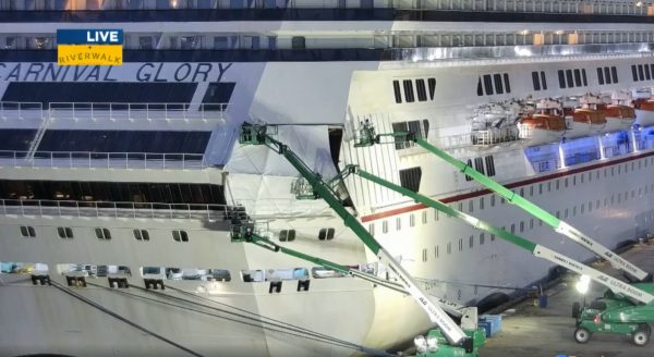 L’intervento a poppa della Carnival Glory dopo la collisione
