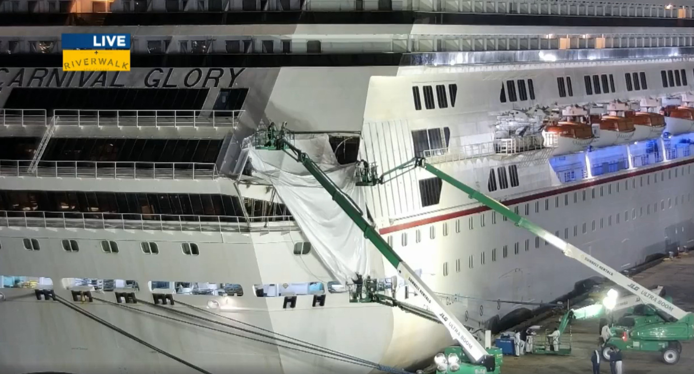 L'intervento per riparare lo squarcio a poppa della Carnival Glory