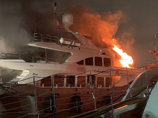 Il m/y Andiamo in fiamme a Miami