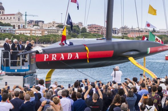 Il varo di AC75 Luna Rossa, a Cagliari