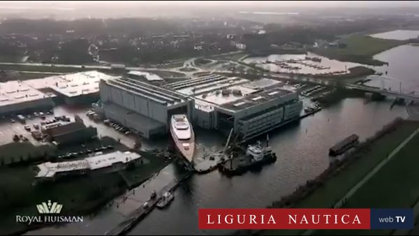 La Sea Eagle II lascia il cantiere e si prepara a toccare l’acqua