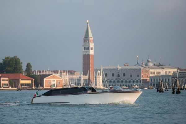 Il luxury water taxi Thunder di Nuvolari Lenard per Venezia