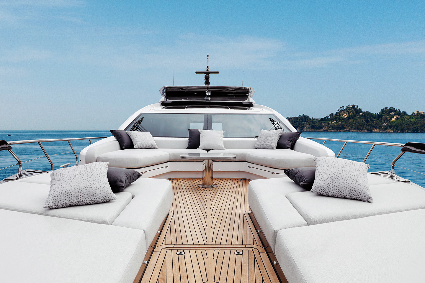 Azimut S8 Fore Lounge Area
