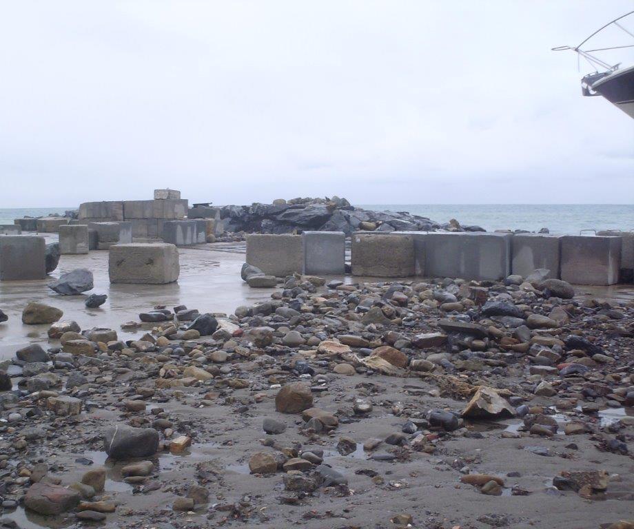 Il piazzale Cantieri del Mediterraneo pieno di detriti portati dal mare