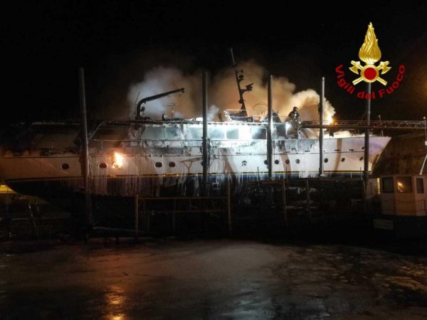 Incendio distrugge yacht in un cantiere del porto vecchio di Sanremo