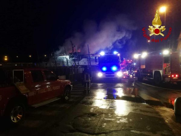 L’incendio che ha distrutto il m/y Pamela IV a Sanremo