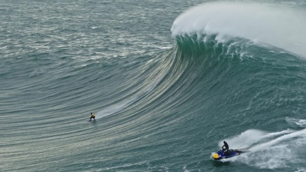 Kai Lenny cavalca un'onda gigante