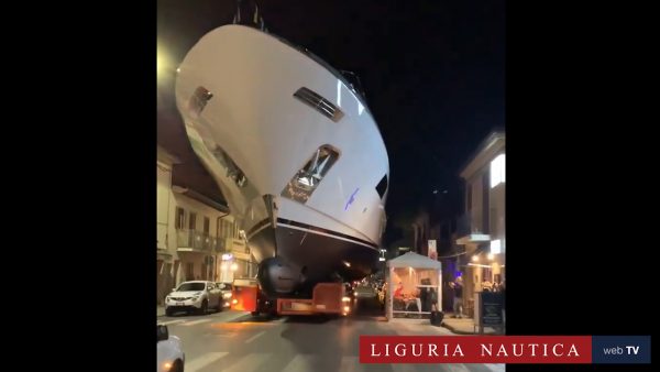 Il megayacht Happy me sfila in via Coppino