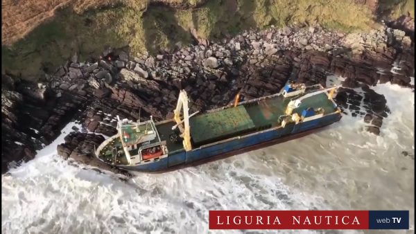 La nave MV Alta incagliata a Ballycotton, Irlanda