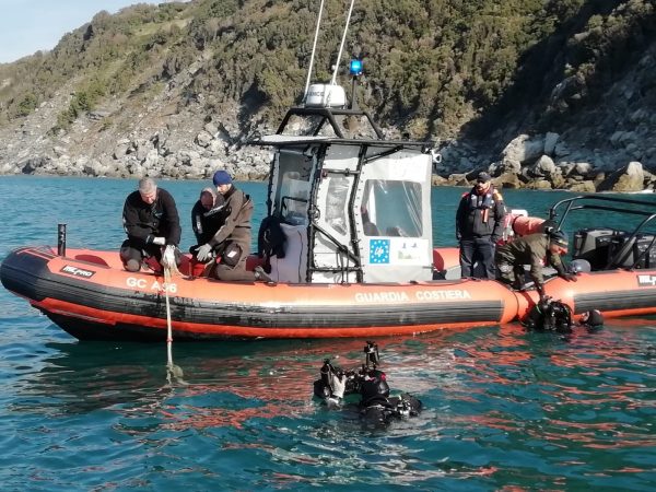 La rete recuperata dalla Guardia Costiera