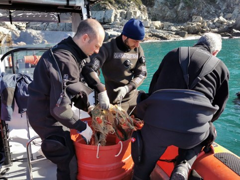 La rete recuperata dalla Guardia Costiera