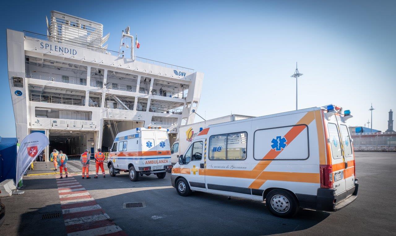 L'arrivo dei primi pazienti a bordo della nave ospedale