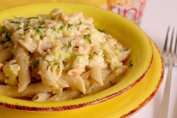 Pasta with cauliflower and smoked salmon