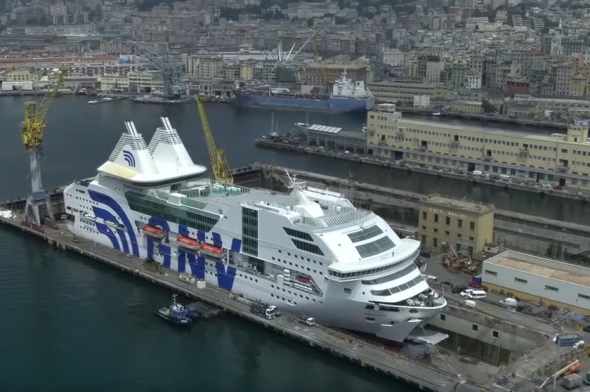 Il traghetto Rhapsody di Gnv alle Riparazioni Navali di Genova