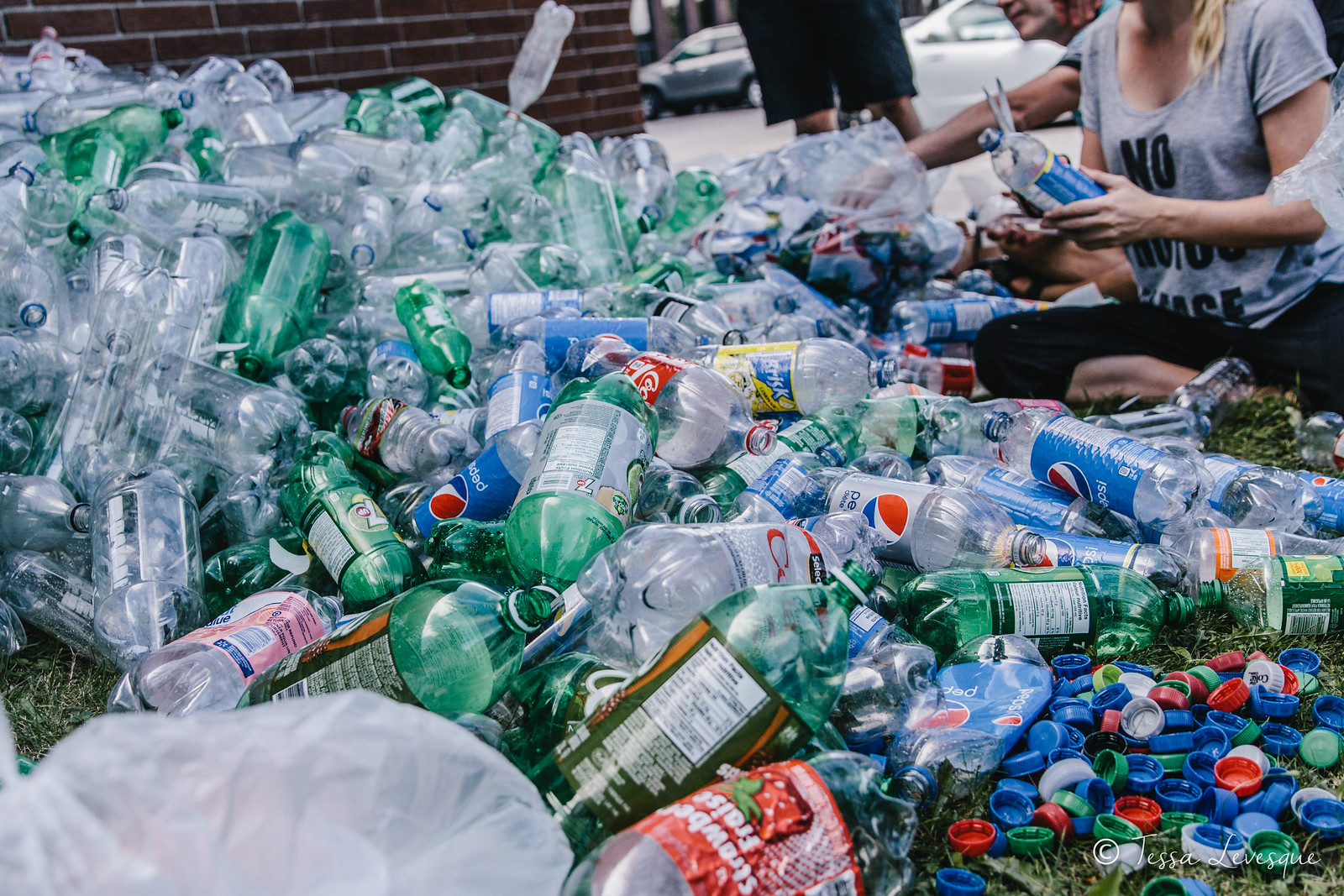 Bottiglie di plastica per la realizzazione dell'opera di Von Wong