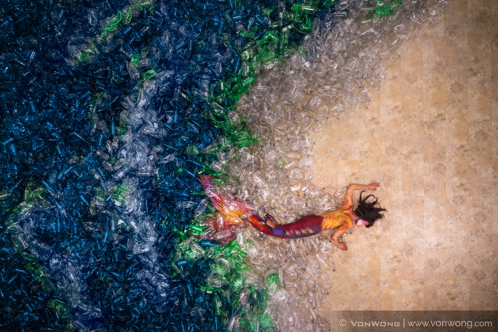La Sirenetta in un mare di plastica  - opera dell'artista Von Wong