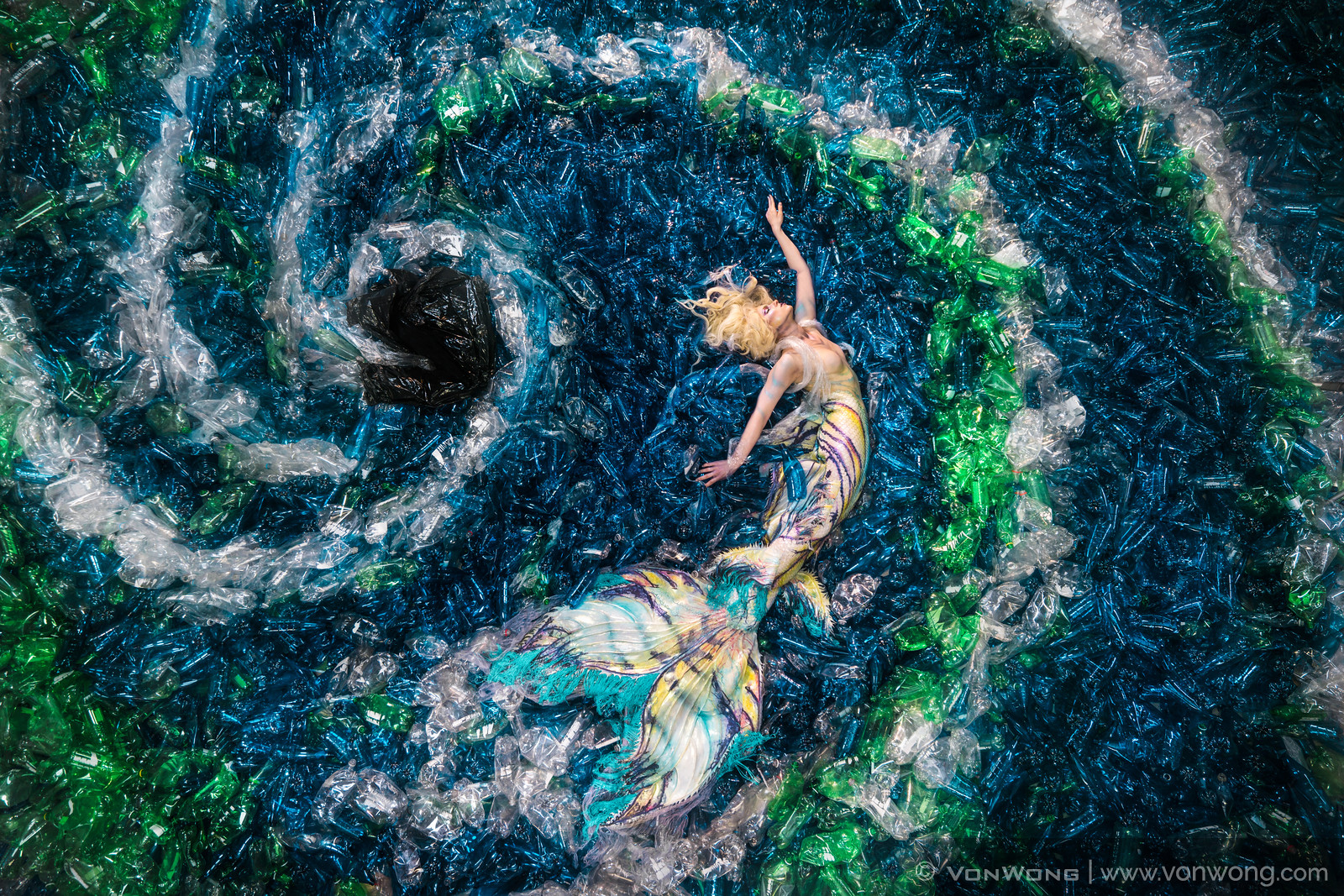 La Sirenetta nuota in un mare di plastica  - opera dell'artista Von Wong