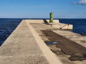 Un tratto della diga di Punta Riso, nel porto di Brindisi