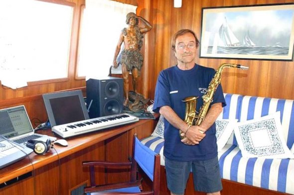 Lucio Dalla a bordo del suo yacht Brilla & Billy