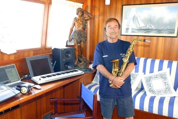 Lucio Dalla a bordo del suo yacht Brilla & Billy