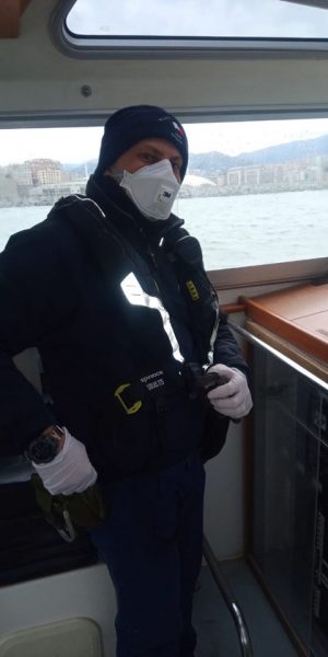 Un Pilota in uscita dal porto di Genova a bordo della pilotina
