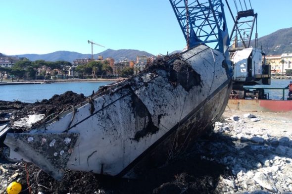 Il relitto di Gonfiagote recuperato dal fondale di Rapallo