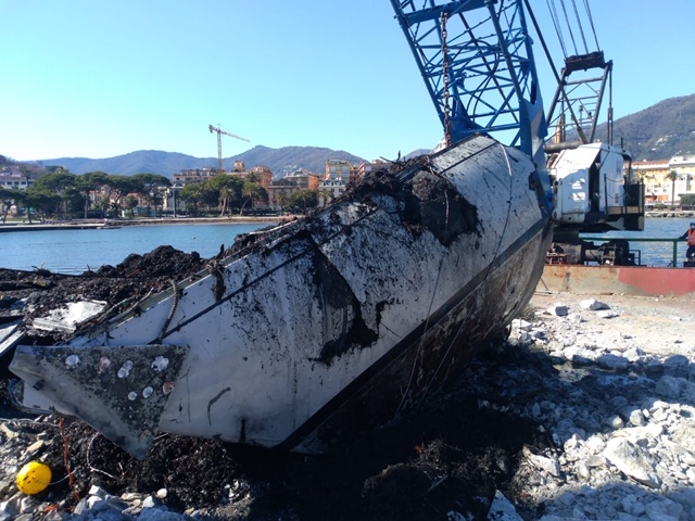 Il relitto di Gonfiagote recuperato dal fondale di Rapallo