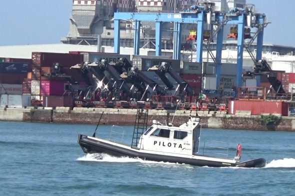 Una pilotina del porto di Genova