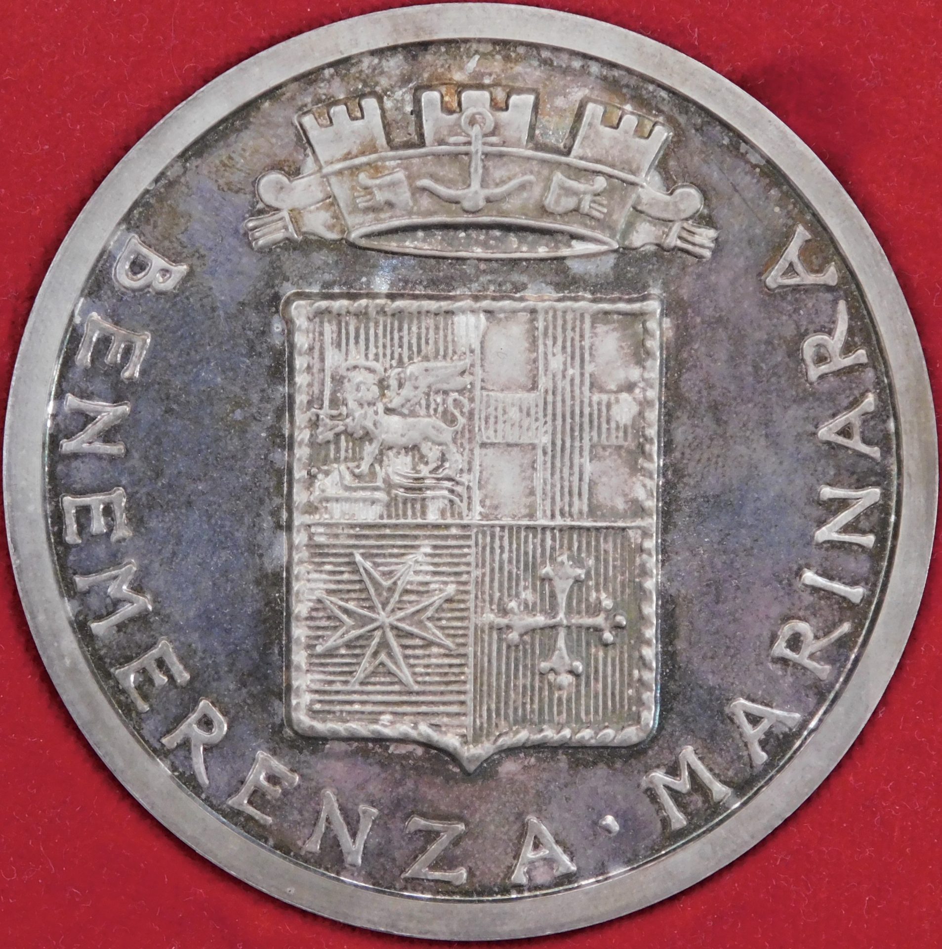 La medaglia d'argento di Benemerenza Marinara consegnata al Com.te Aldo Baffo