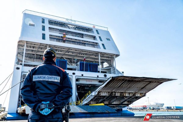 Guardia Costiera al lavoro nei porti