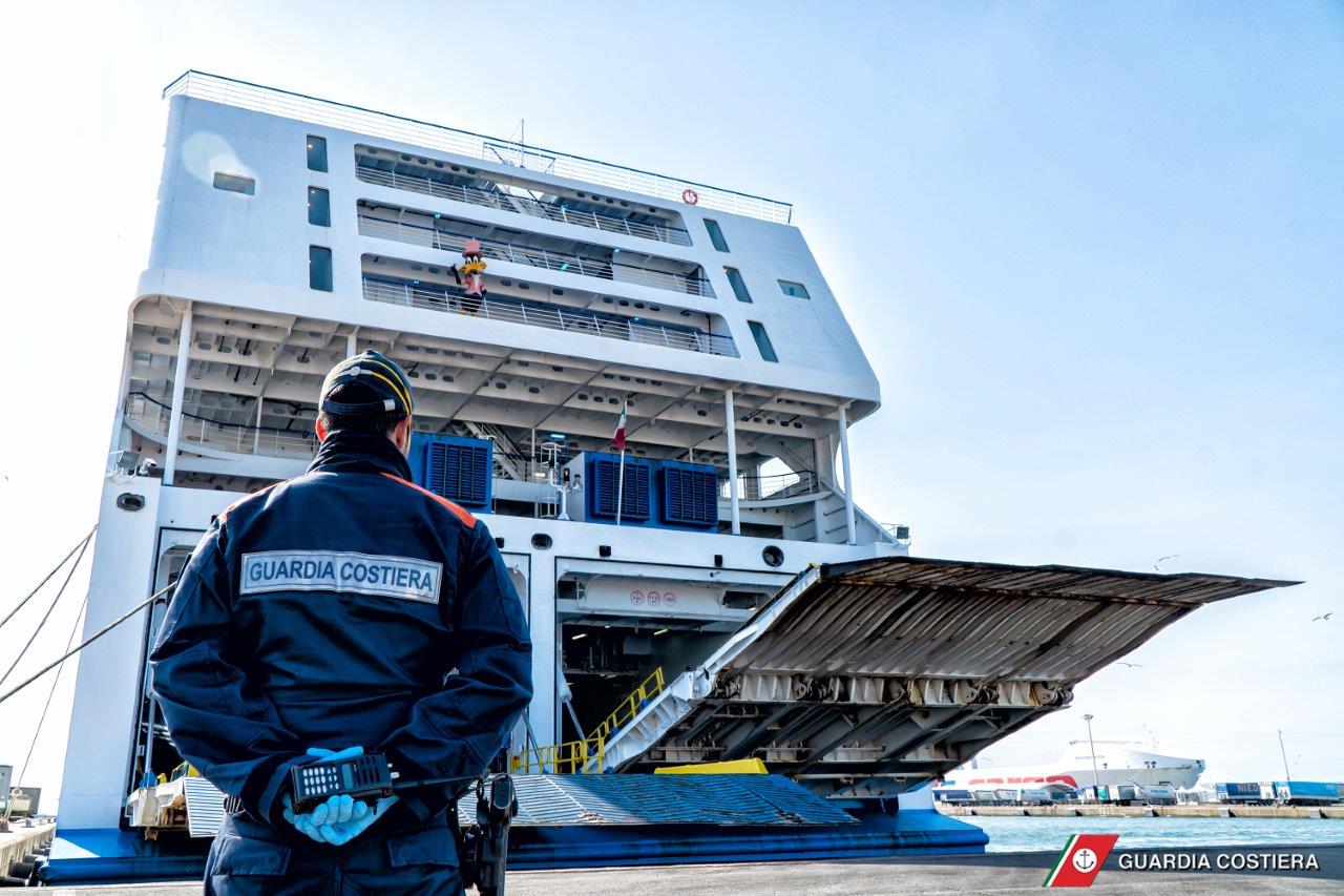 Guardia Costiera al lavoro nei porti