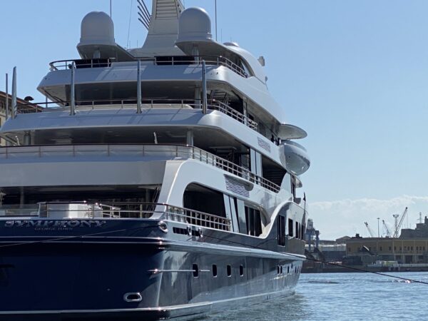 Symphony a Genova. Il giga yacht (102 metri) di monsieur Arnault incanta il Porto Antico