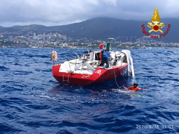 I soccorsi alla barca a vela disalberata a Genova