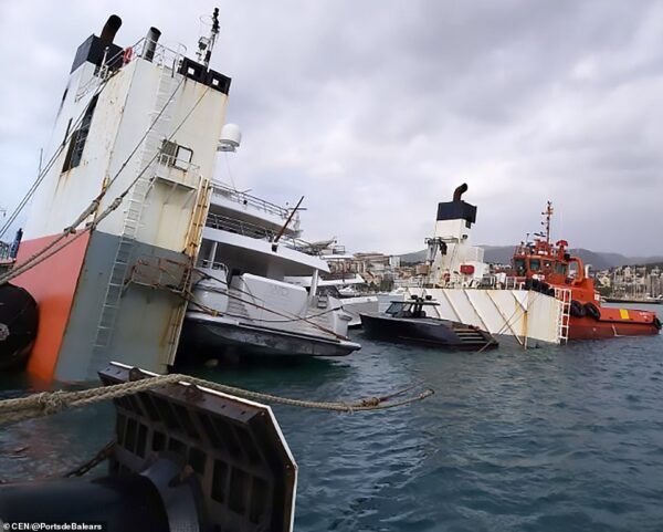 Nave con a bordo 5 yacht di lusso si ribalta a Palma di Maiorca ma i rimorchiatori evitano il peggio. E’ attesa a Genova