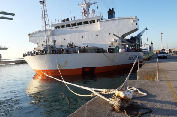 la nave semisommergibile Super Servant di prua