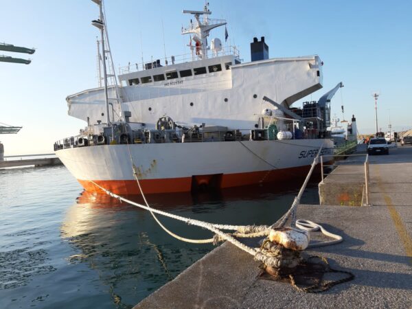 la nave semisommergibile Super Servant di prua