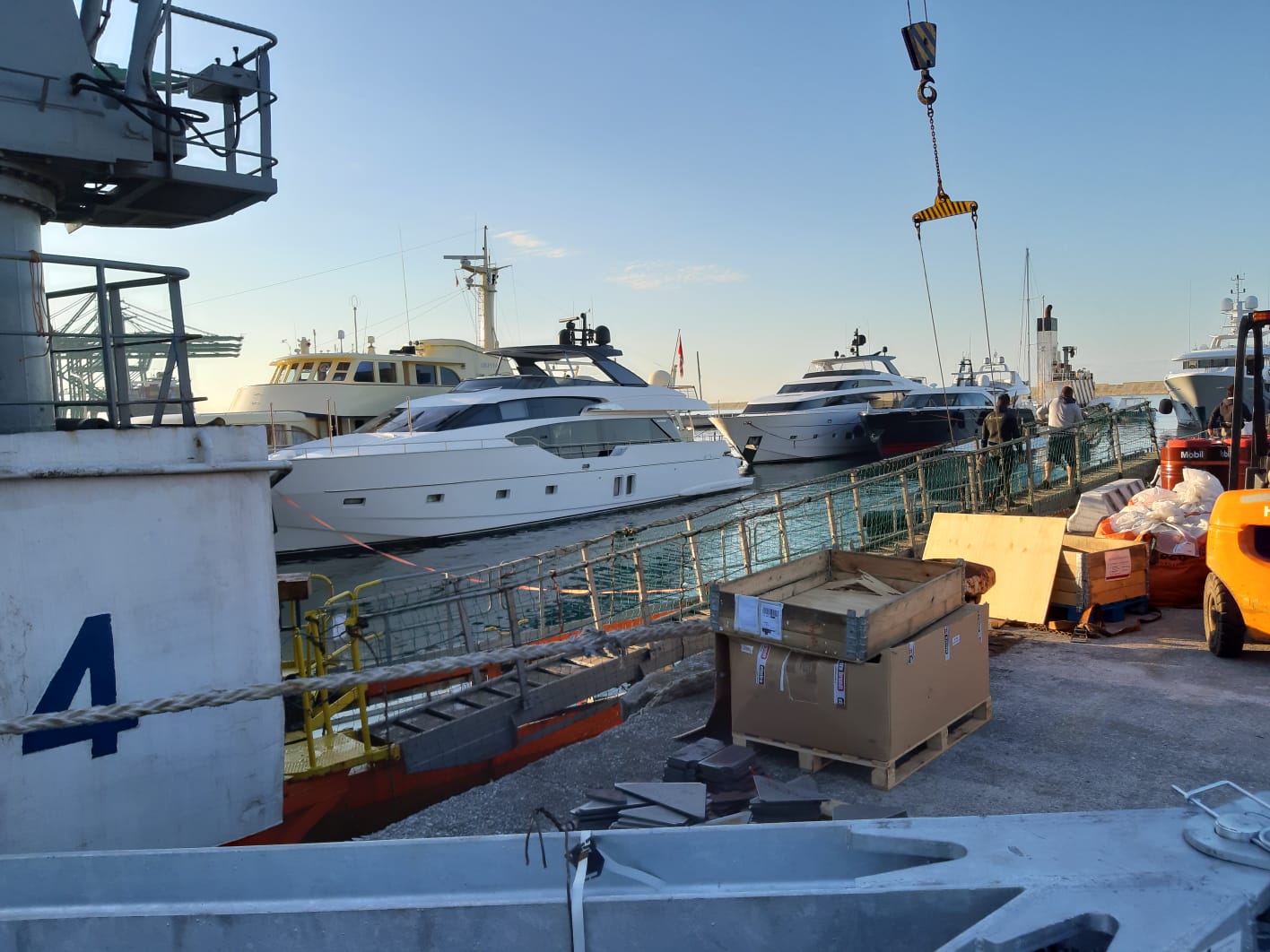 nave semisommergibile Super Servant - yacht in galleggiamento