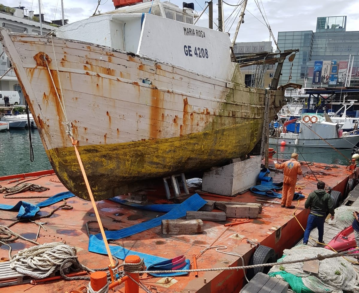 peschereccio Maria Rosa posizionato su una chiatta per il trasporto in un cantiere navale