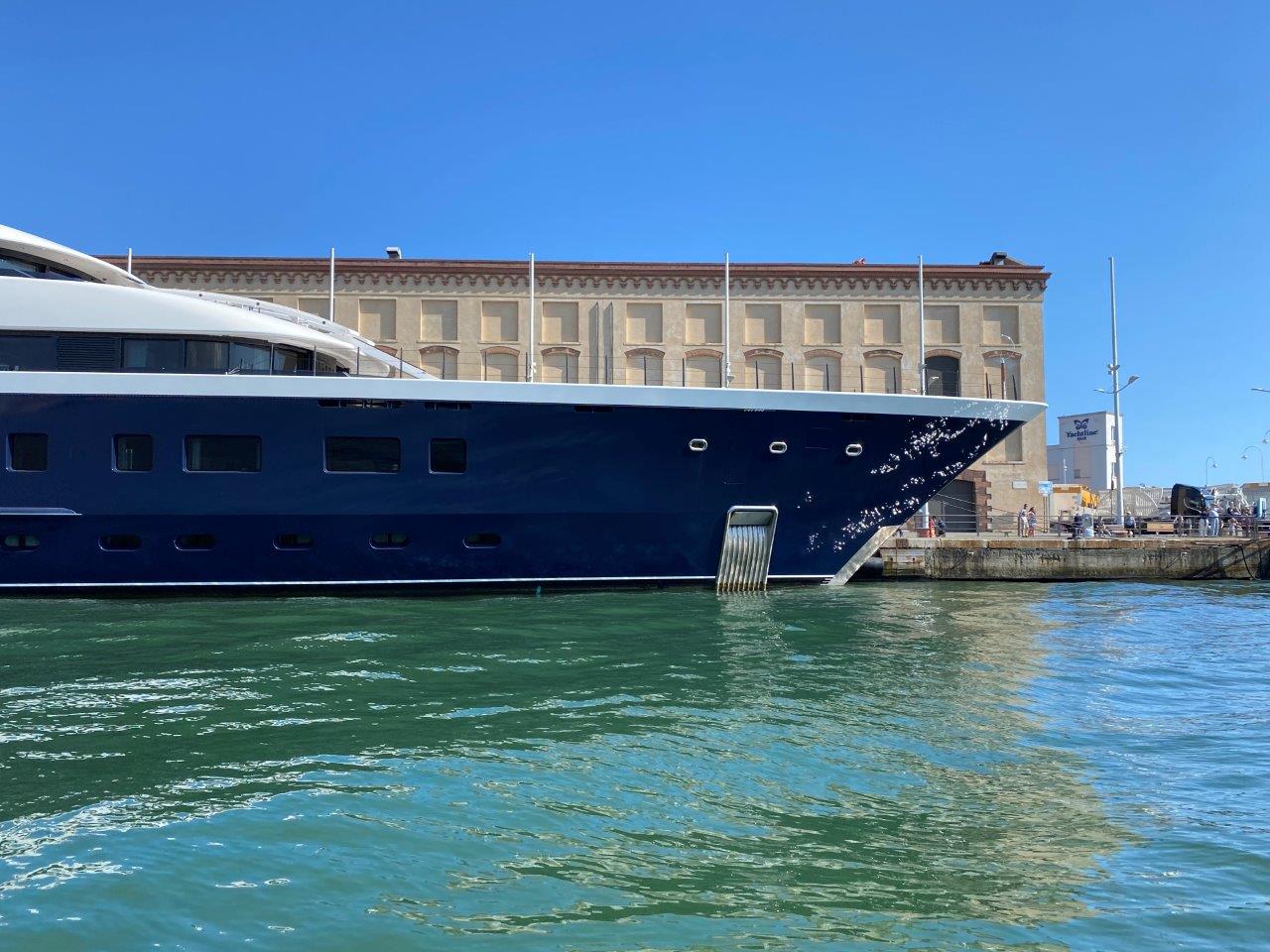 Symphony in Genoa. The giga yacht (102 metres) belonging to Monsieur Arnault  enchants the Porto Antico - Daily Nautica