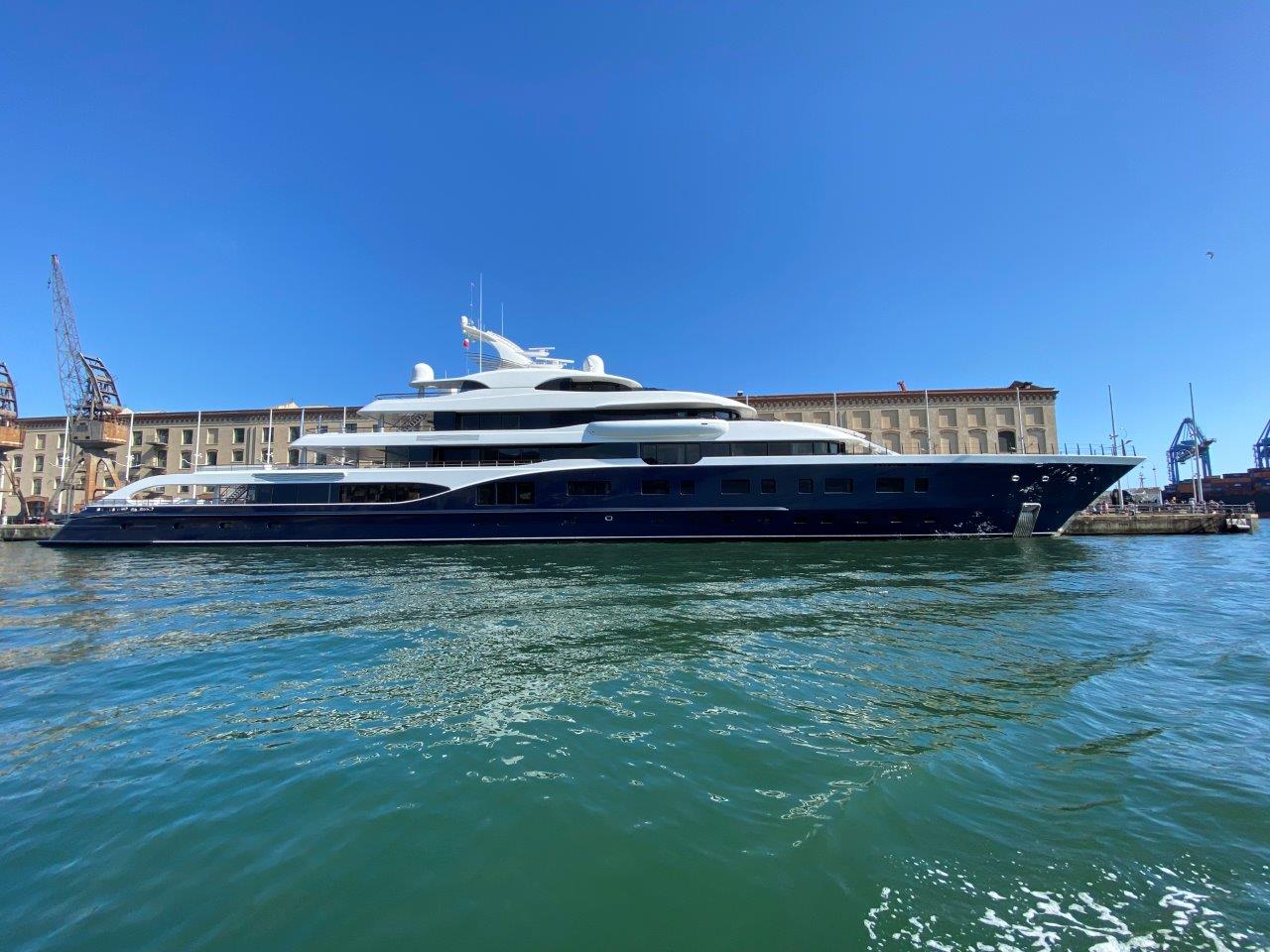 Symphony in Genoa. The giga yacht (102 metres) belonging to Monsieur Arnault  enchants the Porto Antico - Daily Nautica