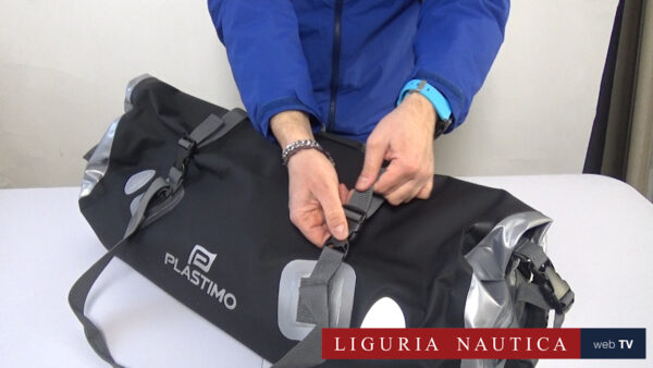 Il borsone e lo zaino si chiudono come una sacca stagna: 90 litri di bagagli che non temono l’acqua