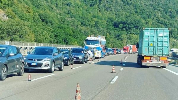 Così i cantieri autostradali stanno “uccidendo” Genova e il suo porto. Ecco i numeri della crisi