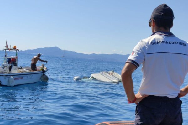 Il recupero del natante naufragato a Sestri Levante