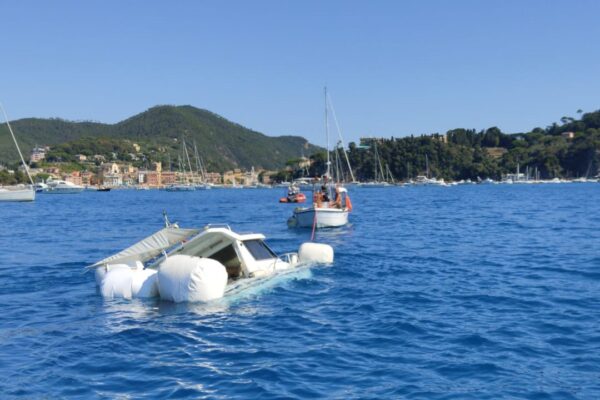 Barca di 7 metri affonda a Sestri Levante: la Guardia Costiera salva una famiglia di 3 persone