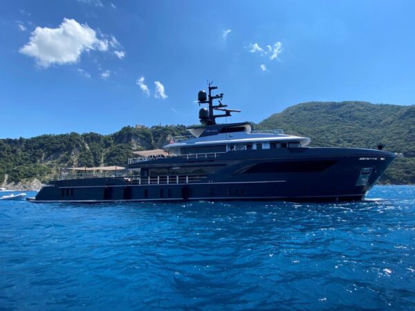 Abbiamo avvistato il megayacht Amo di Sanlorenzo a Camogli. Il video di LN