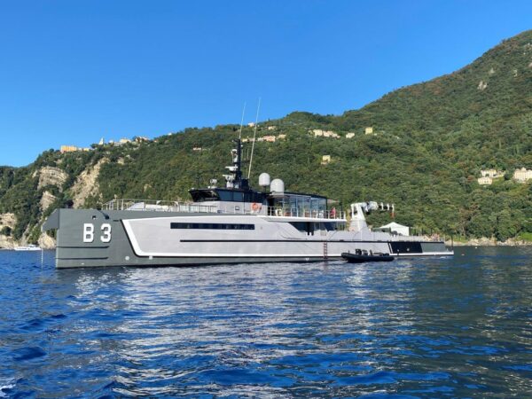 Avvistato il megayacht B3 a Punta Chiappa. Una nave extralusso che offre dall’elicottero al sommergibile