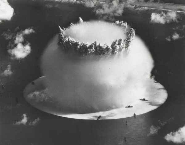 Atollo di Bikini, Crossroads_baker_explosion (wikipedia)
