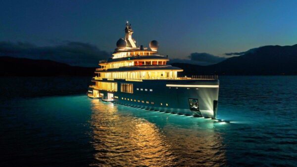 The light of the sea inundates “Luminosity”, the new hybrid giga yacht by Benetti, which looks like a glass palace